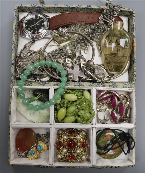 Mixed jewellery including costume and silver.